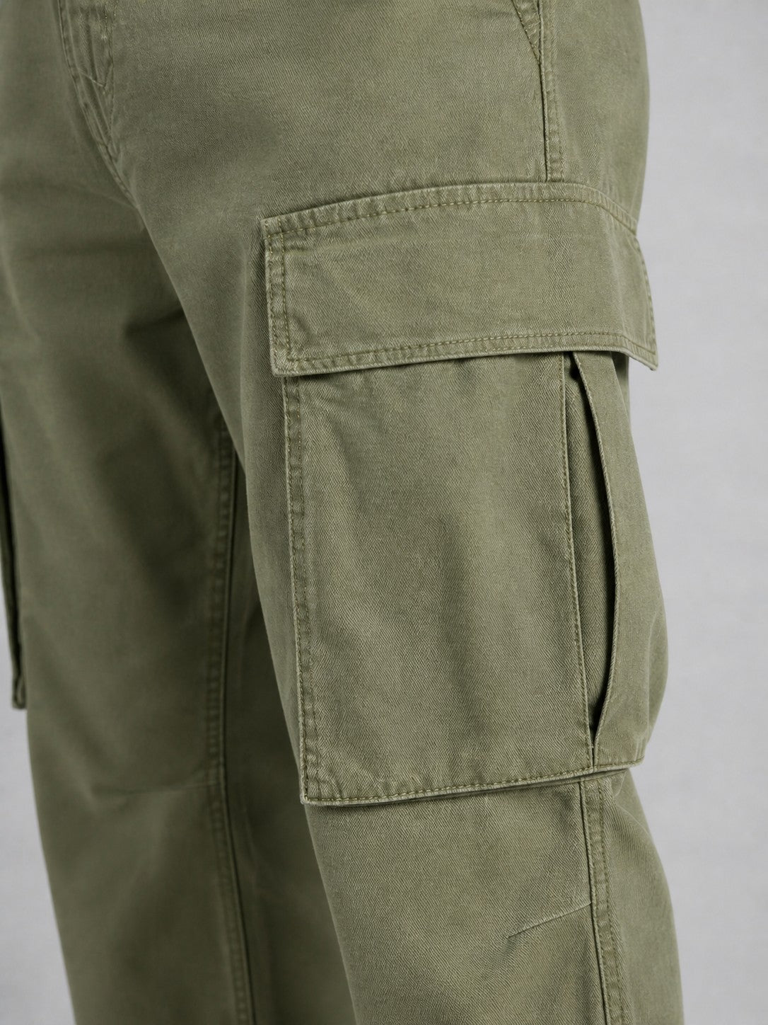 Henry cargo pants - Army Green pocket detail