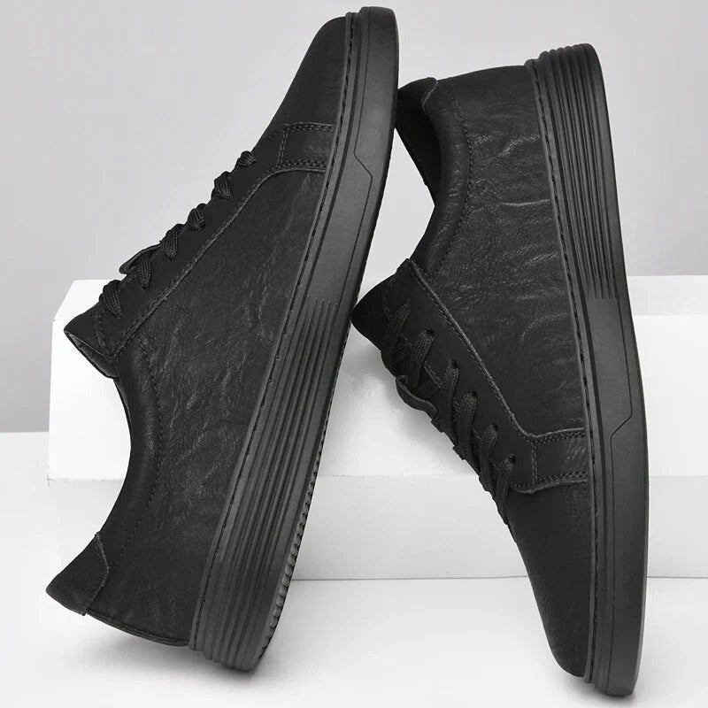 Sneakers - Black side view